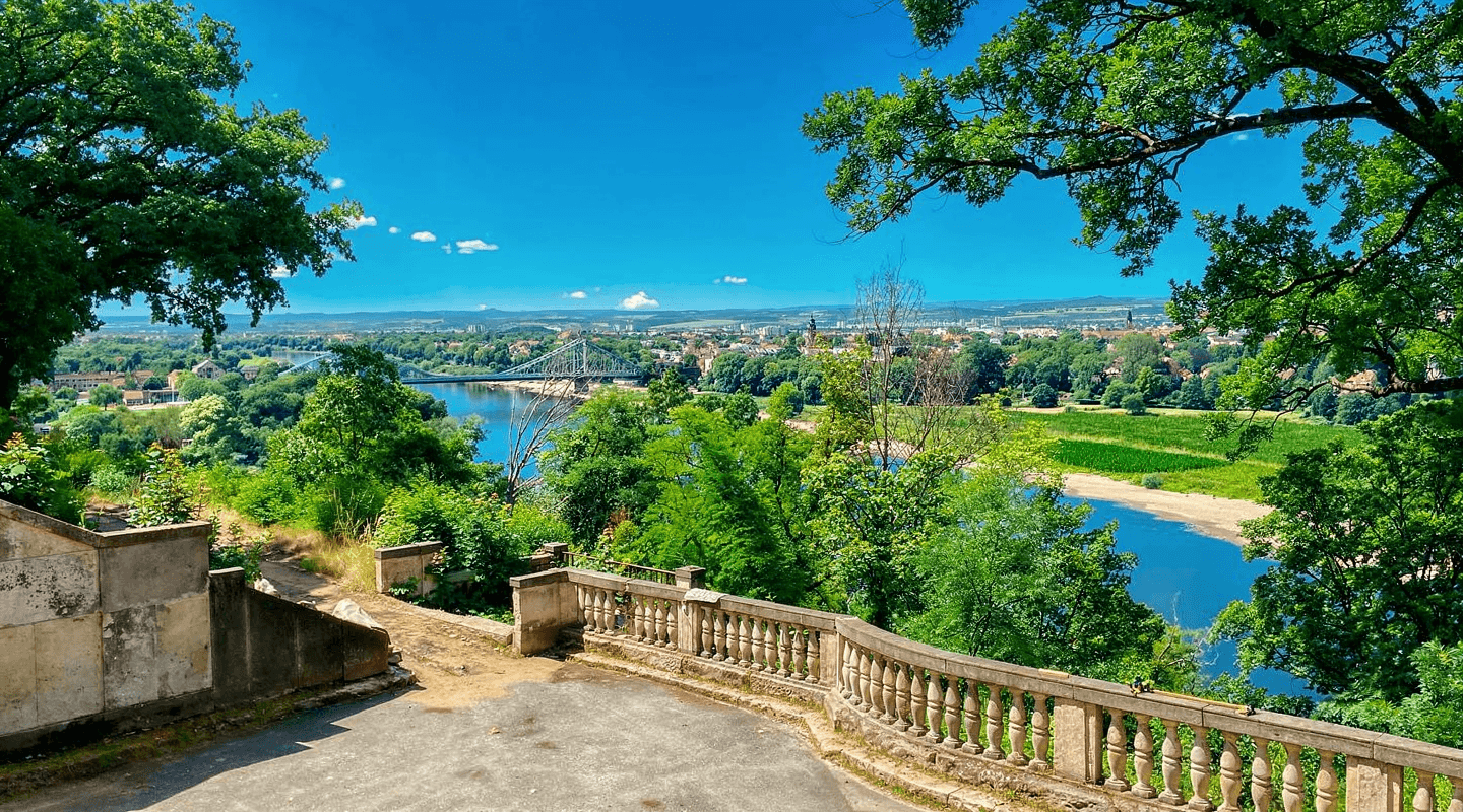 Elbblick vom Außenbereich der Villa Schevenstraße über die Elbe und das Blaue Wunder